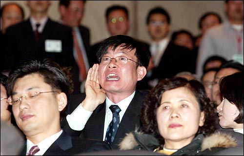 사진은 2005년 2월28일 열린 삼성전자 주주총회에서 김상조 참여연대 경제개혁센터 소장이 발언권을 요구하는 모습.